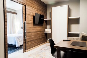 A hotel room with a bed, a TV mounted on the wall, a desk with a chair, and a wardrobe. - Master Cosmopolitan (Porto Alegre)