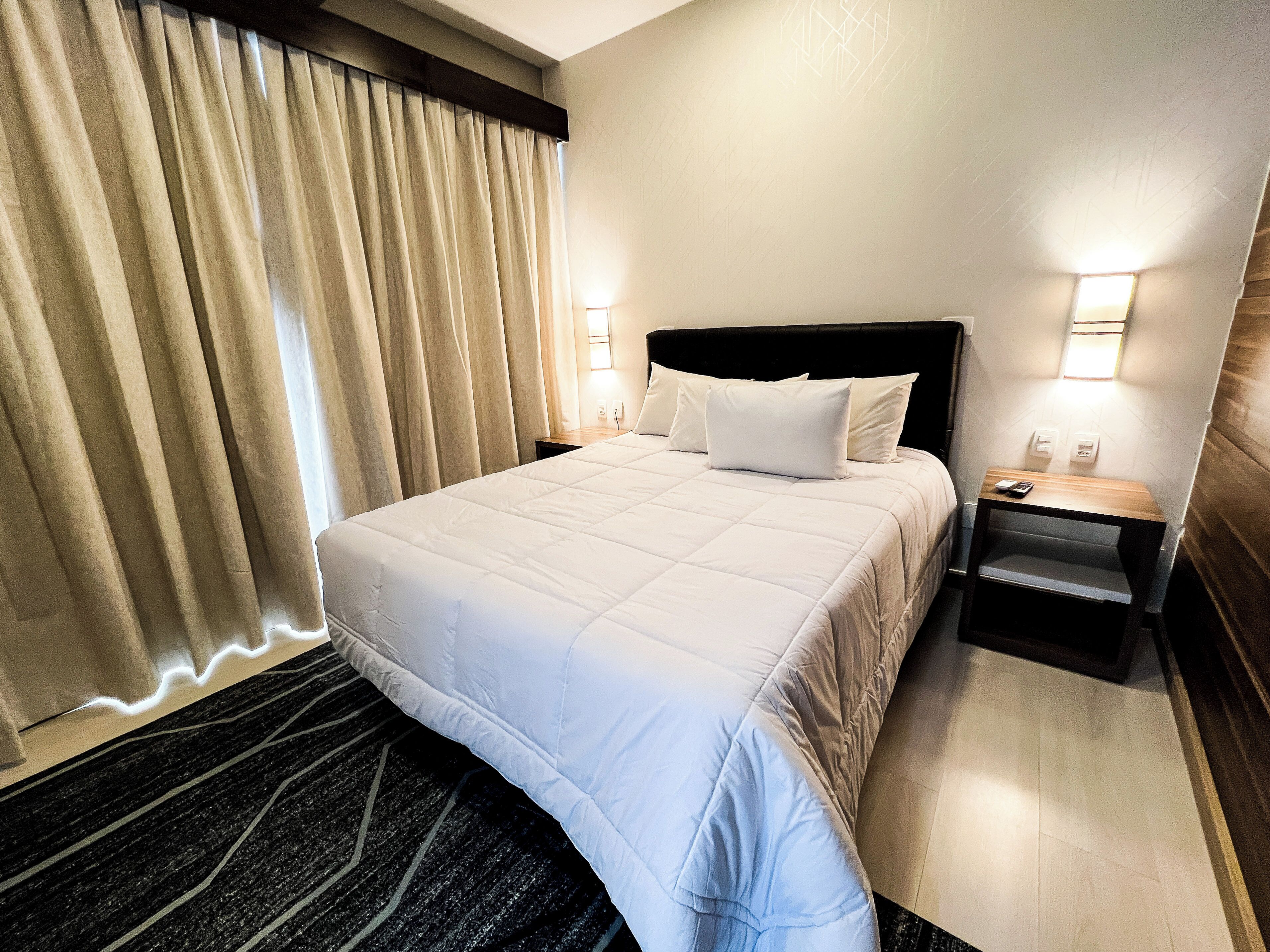 Suite Luxo | Frigobar, cofres nos quartos, escrivaninha, quartos à prova de som