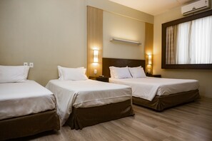 Family Room | Minibar, in-room safe, desk, soundproofing - Master Cosmopolitan (Porto Alegre)