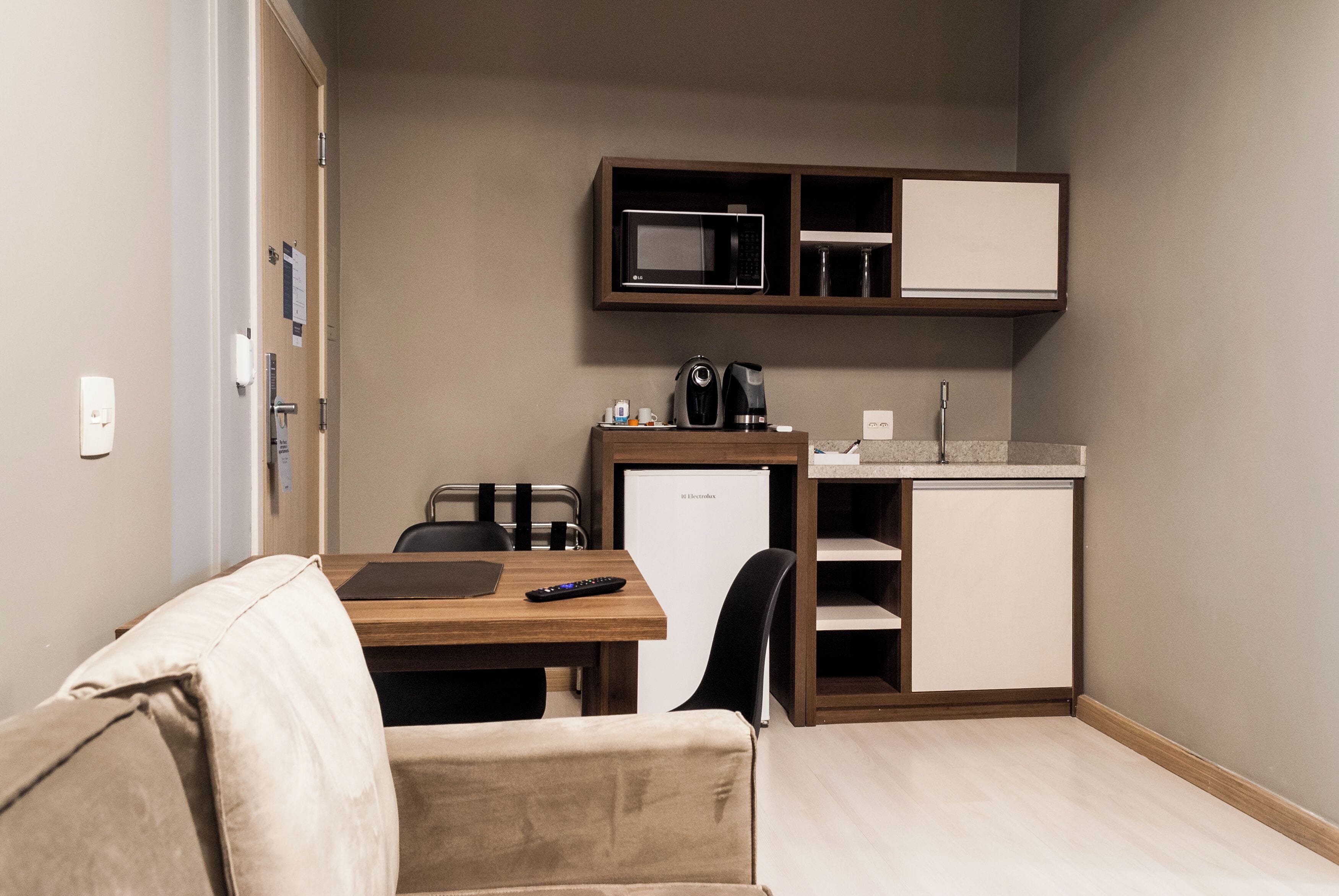 express couple | living area | 32-inch lcd tv with cable channels, tv