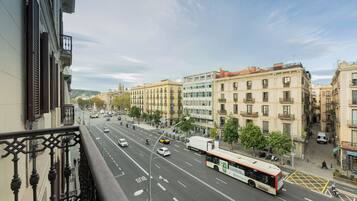 Una calle urbana con edificios, un autobús y automóviles.