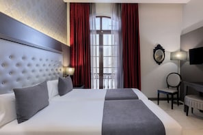 Double Room | In-room safe, desk, laptop workspace, blackout drapes