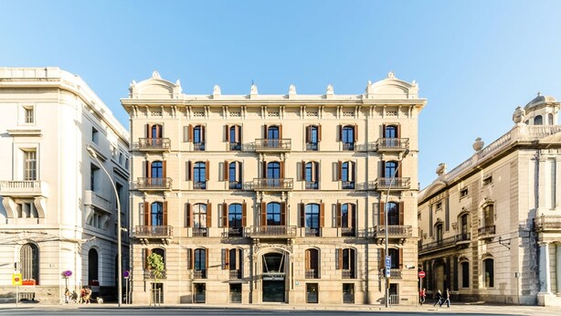A multi-story building with a classical architectural style, featuring symmetrical windows and decorative elements. - Hotel Ciutadella Barcelona (Barcelona)