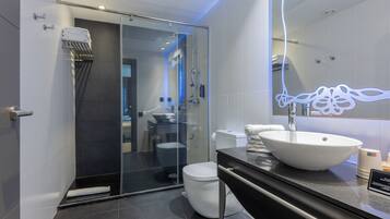 Doble con cama extra | Badkamer | Een regendouche, milieuvriendelijke toiletartikelen, een haardroger