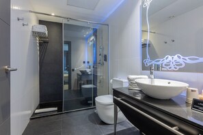 Doble con cama extra | Badkamer | Een regendouche, milieuvriendelijke toiletartikelen, een haardroger