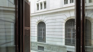 A building facade with large arched windows and a modern door. - Hotel Ciutadella Barcelona (Barcelona)