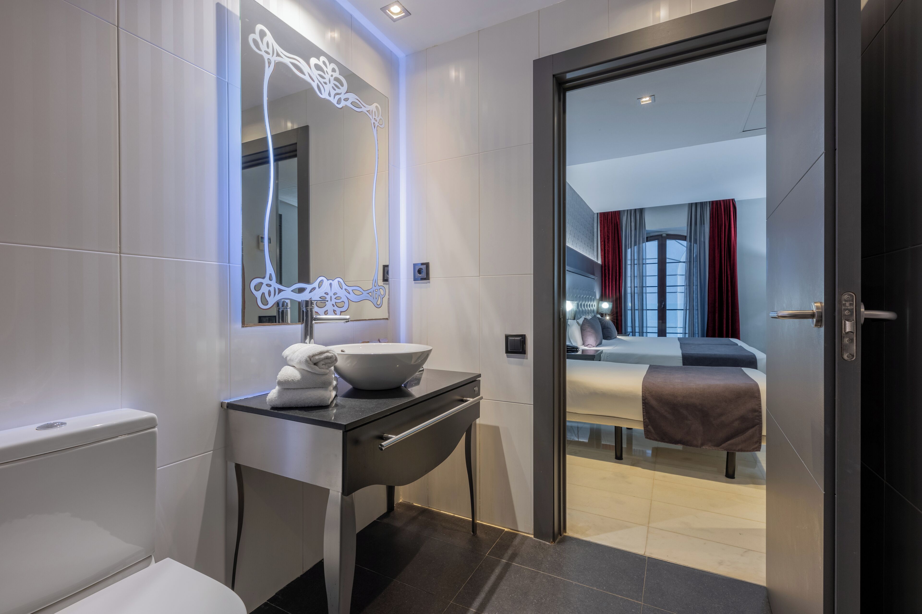 doble con cama extra | bathroom | rainfall showerhead, eco-friendly toiletries, hair dryer, towels