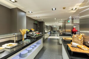 Colazione a buffet, servita tutte le mattine (16 EUR a persona) 