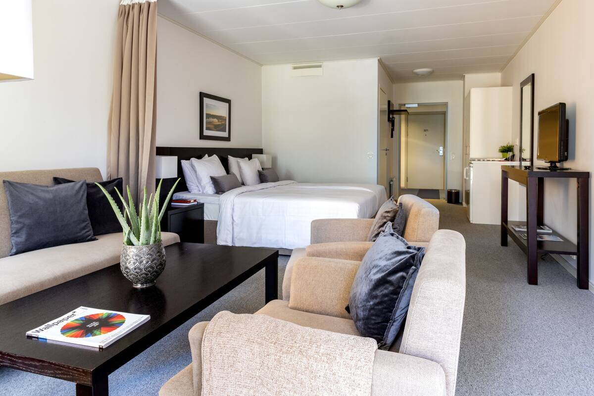 Superior Room | Living area | Flat-screen TV