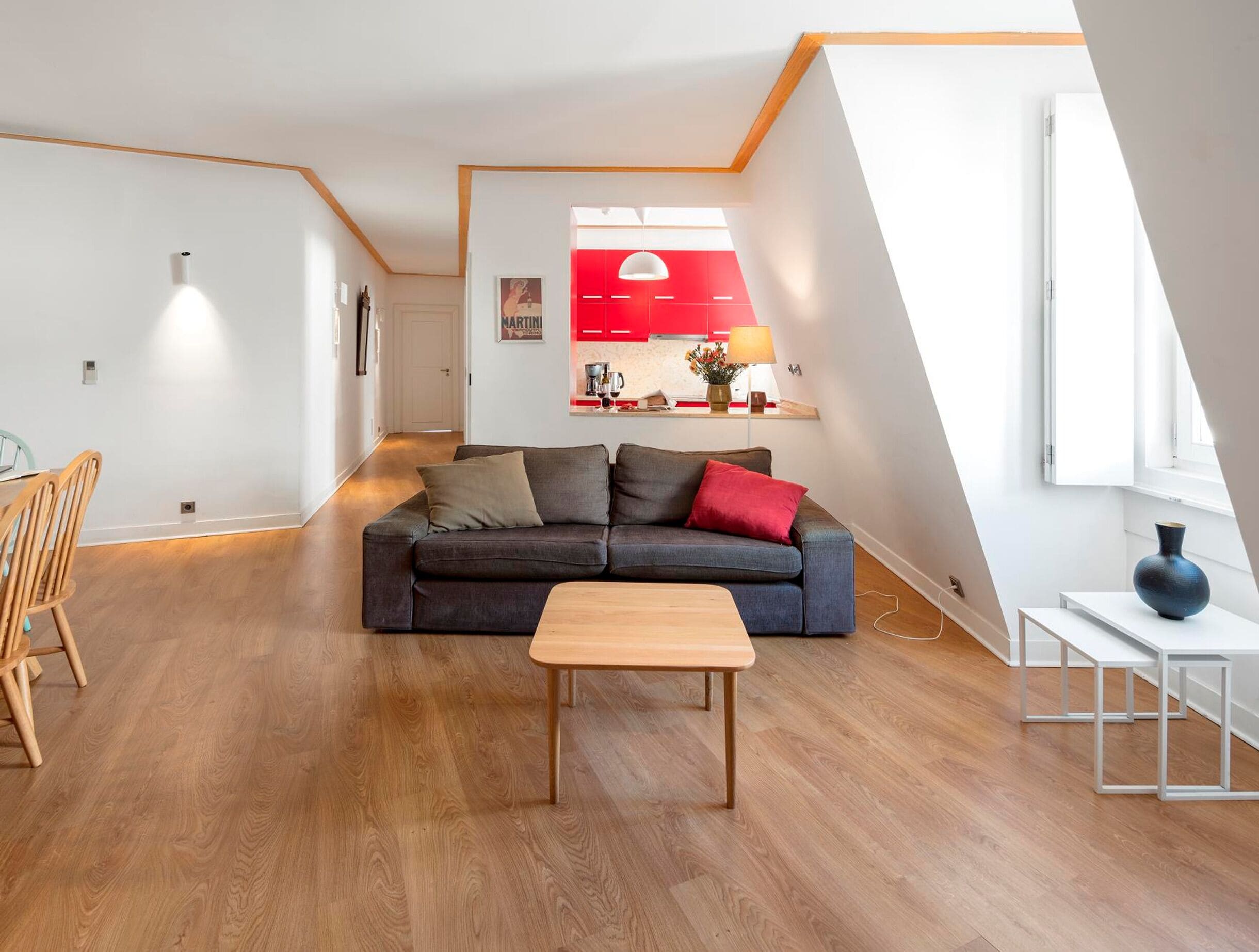Un appartement moderne comprenant un salon, un coin repas et une cuisine.
