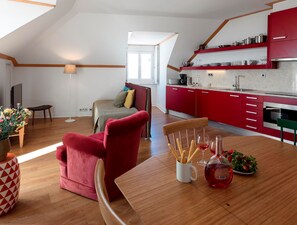 Superior 1 Bedroom Apartment | Cocina privada | Refrigerador, horno, parrilla de estufa y lavavajillas 