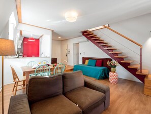 Superior 2 Bedroom Apartment | Área de sala de estar | Televisión de pantalla plana de 43 pulgadas con canales por cable