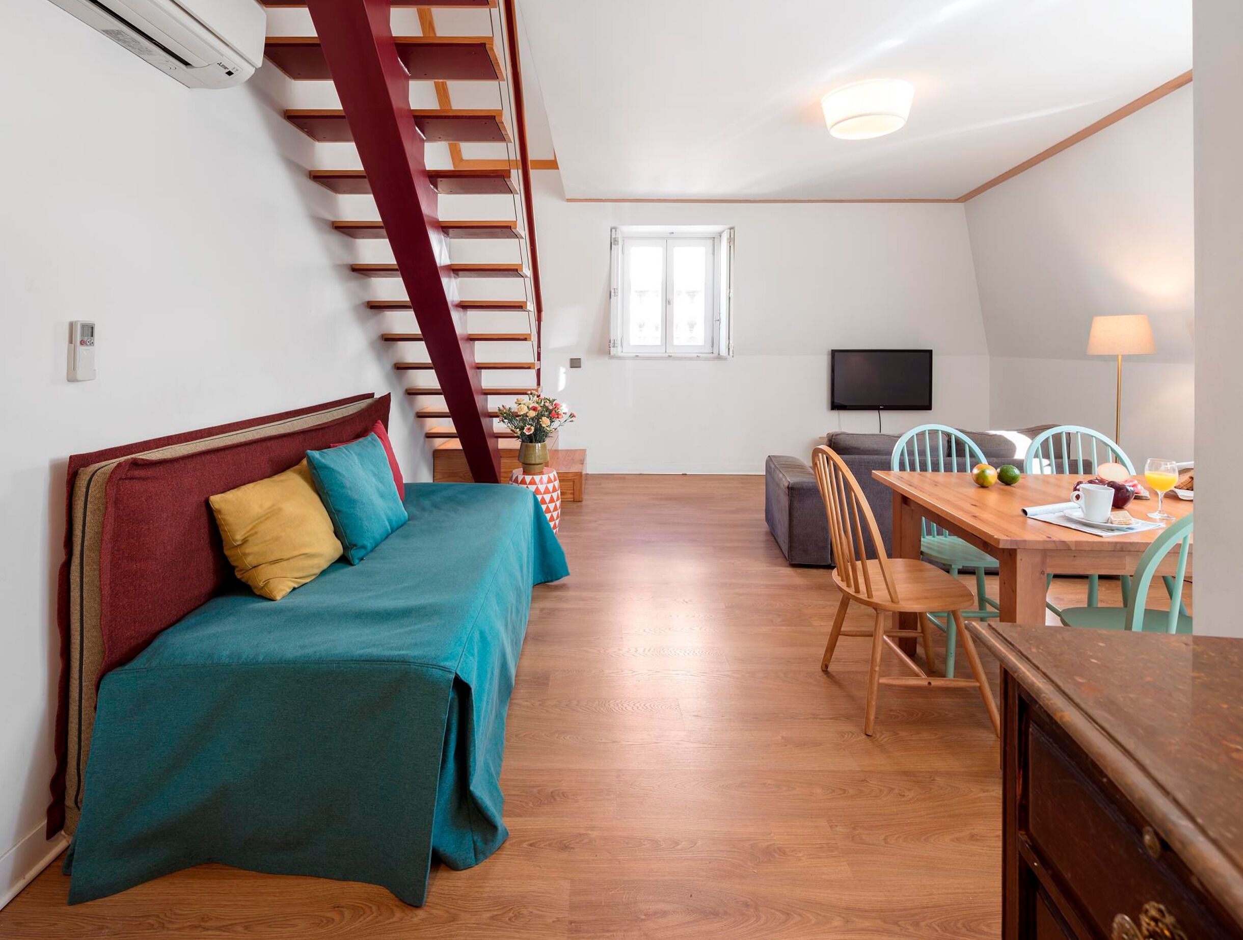 Superior 2 Bedroom Apartment | Oppholdsområde | En 43-tommers Flatskjerm-TV med kabel-kanaler samt LCD-TV