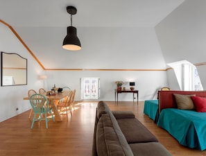 Deluxe 2 Bedroom Apartment with Terrace | Área de sala de estar | Televisión de pantalla plana de 43 pulgadas con canales por cable