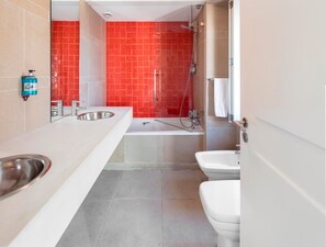 Deluxe 2 Bedroom Apartment with Terrace | Bad | Toalettartikler (inkludert), hårføner, håndklær og såpe