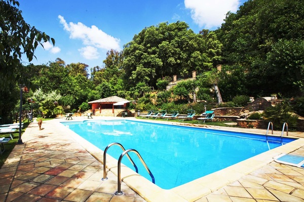 Kolam renang terbuka, kerusi lepak pantai