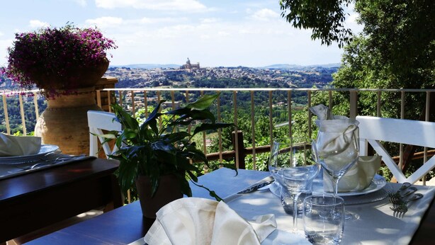 A table set for two with a view of a cityscape. - Torre di Renda (Piazza Armerina)