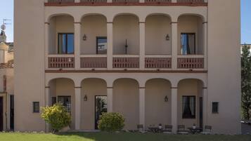 Utendørsbasseng, bassengparasoller og solsenger