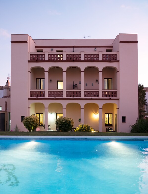 Outdoor pool, pool umbrellas, sun loungers - Palou Boutique Hotel (Sant Pere de Ribes)