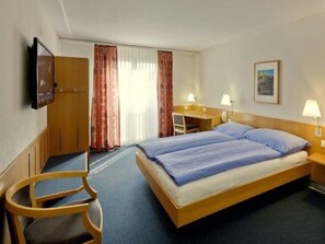 Standard Double Room | Hypo-allergenic bedding, minibar, in-room safe, desk - Good Night Inn (Brig)