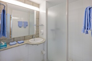 Secador de pelo y toallas