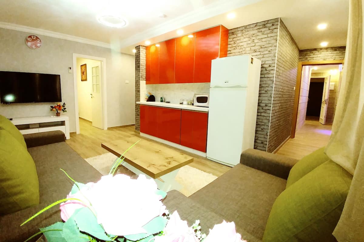 Premier appartement, 2 slaapkamers, kitchenette, gedeeltelijk uitzicht op zee | 1 slaapkamer, hypoallergeen beddengoed, individueel gedecoreerd
