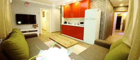 Premier-Apartment, 2 Schlafzimmer, Kochnische, eingeschränkter Meerblick | 1 Schlafzimmer, Allergikerbettwaren, individuell dekoriert