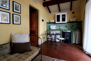 Apartament, 1 dormitori | Zona de menjador de l'habitació