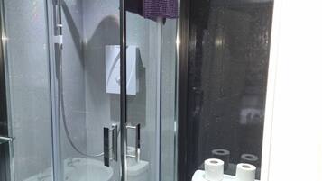 Decoración personalizada, muebles diferentes y wifi gratis