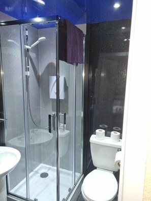 Double Room, Ensuite | Individually decorated, individually furnished, free WiFi, bed sheets - Trentham Private Hotel (Blackpool)