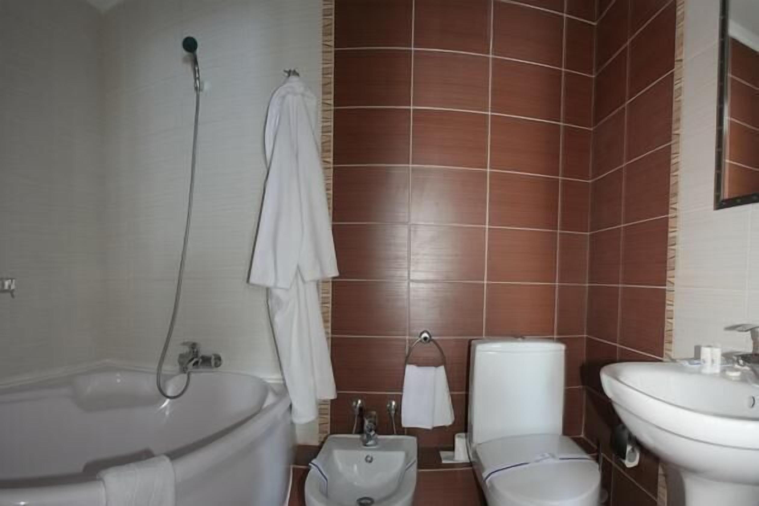 Une salle de bain avec une baignoire, un lavabo et des toilettes.