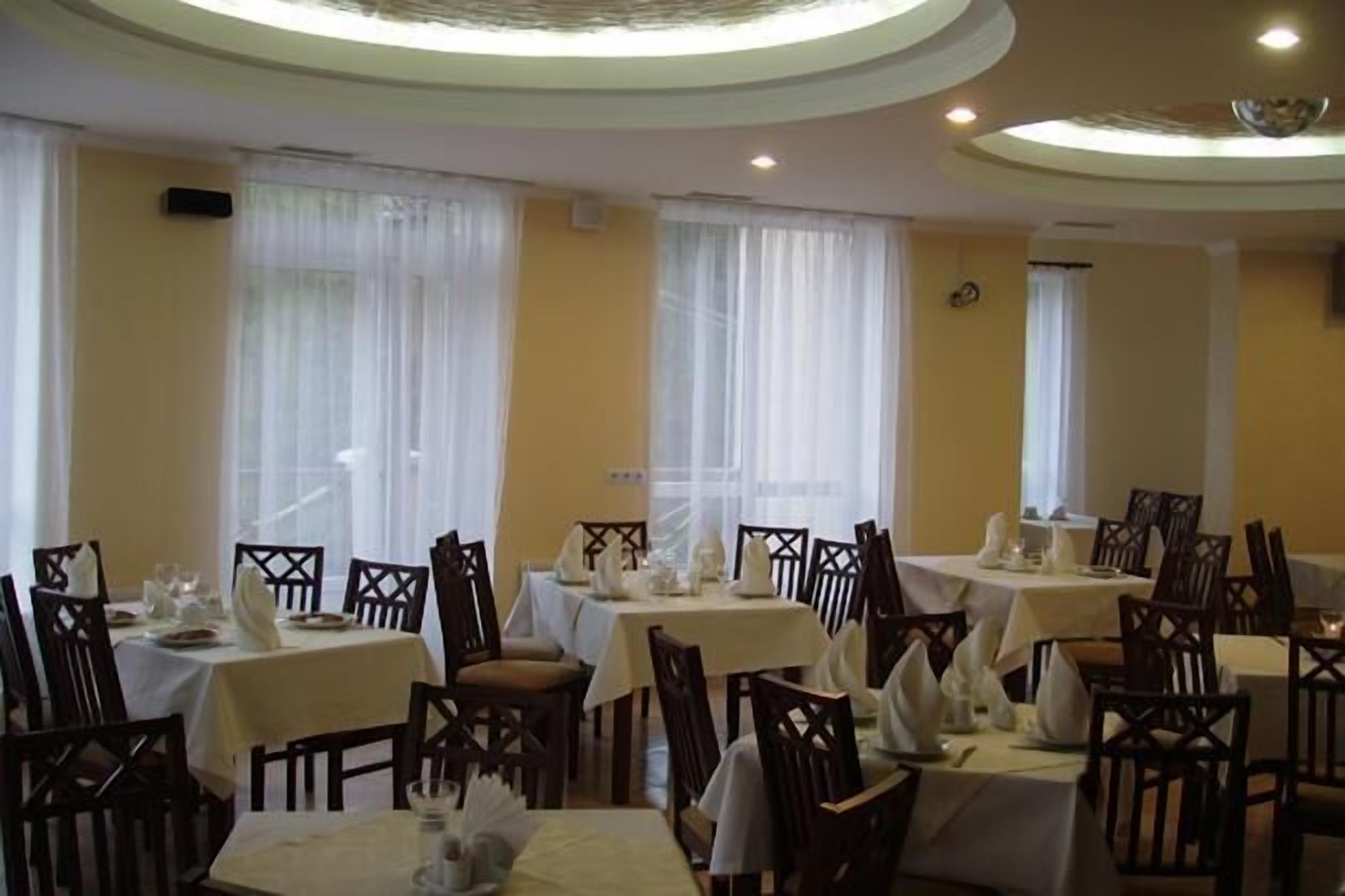Un espace repas comprenant plusieurs tables et chaises, disposées de manière à créer un aménagement spacieux.