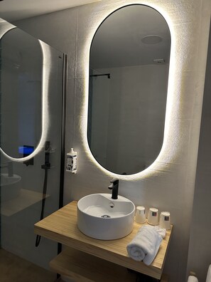 Superior Triple Room | Bathroom | Eco-friendly toiletries, hair dryer, towels, soap - Hostal Moscatel (Málaga)