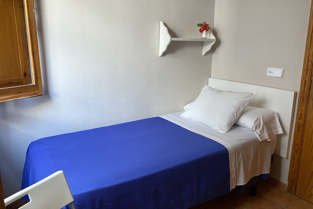 Single Room | 1 bedroom, blackout curtains, free WiFi, bed sheets