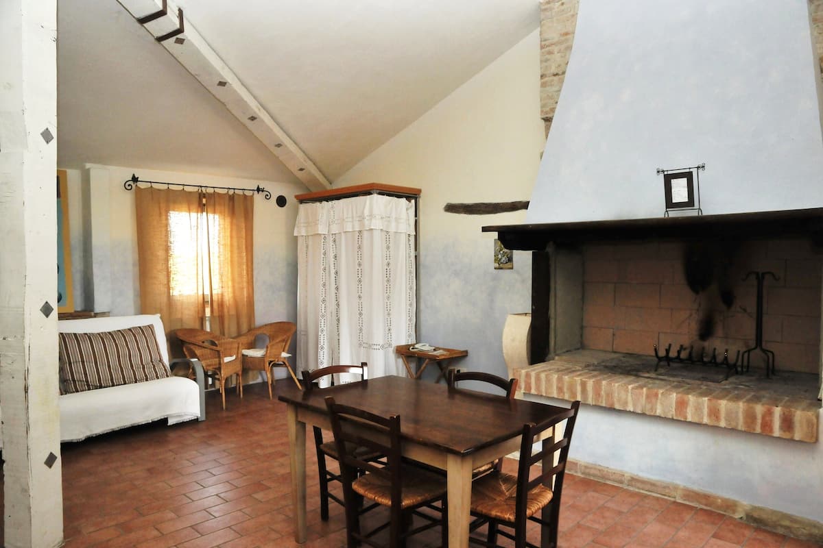 1 habitación, cubrecamas, decoración personalizada y muebles diferentes