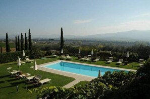 Outdoor pool, pool umbrellas, sun loungers - Le More e I Gelsomini (Castiglione del Lago)