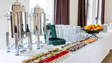 Lunch and dinner served, international cuisine