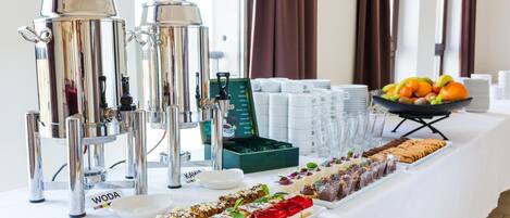 Lunch and dinner served, international cuisine