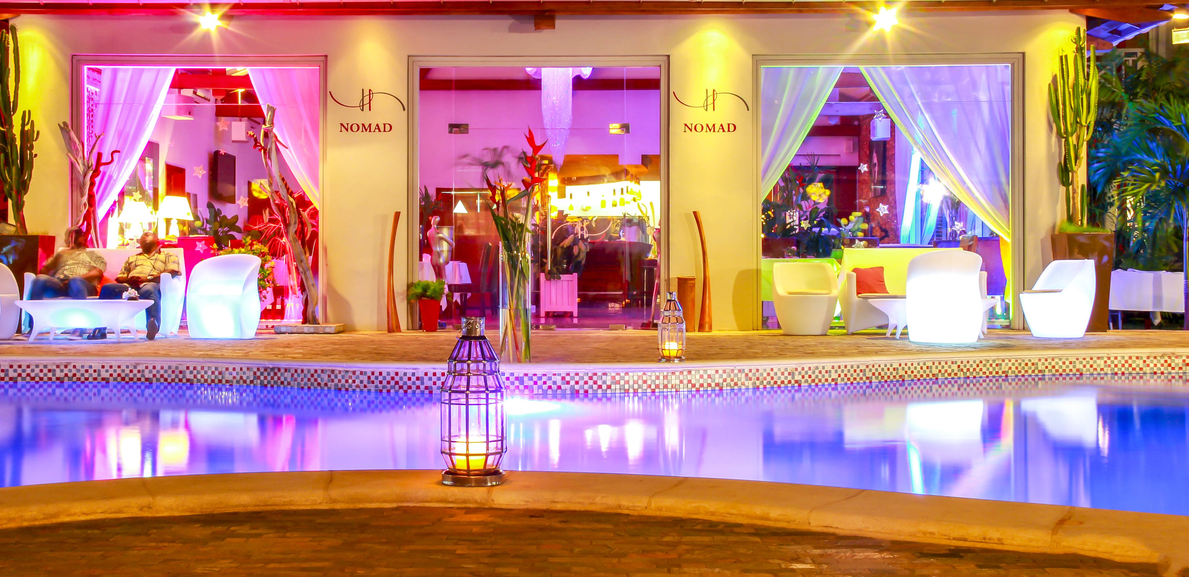 Kolam renang outdoor, dengan payung kolam renang dan kursi berjemur