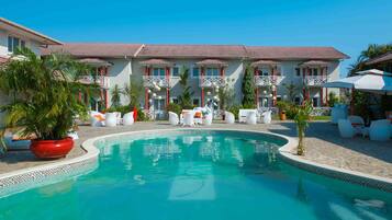Piscine extérieure, parasols de plage, chaises longues