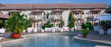 Piscine extérieure, parasols de plage, chaises longues