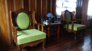 Lobby sitting area - Hotel Forest Dreams Manakin (Monteverde)