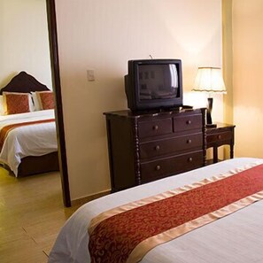 Triple Room | Down comforters, individually decorated, individually furnished - Park Place Hotel (Siguatepeque)