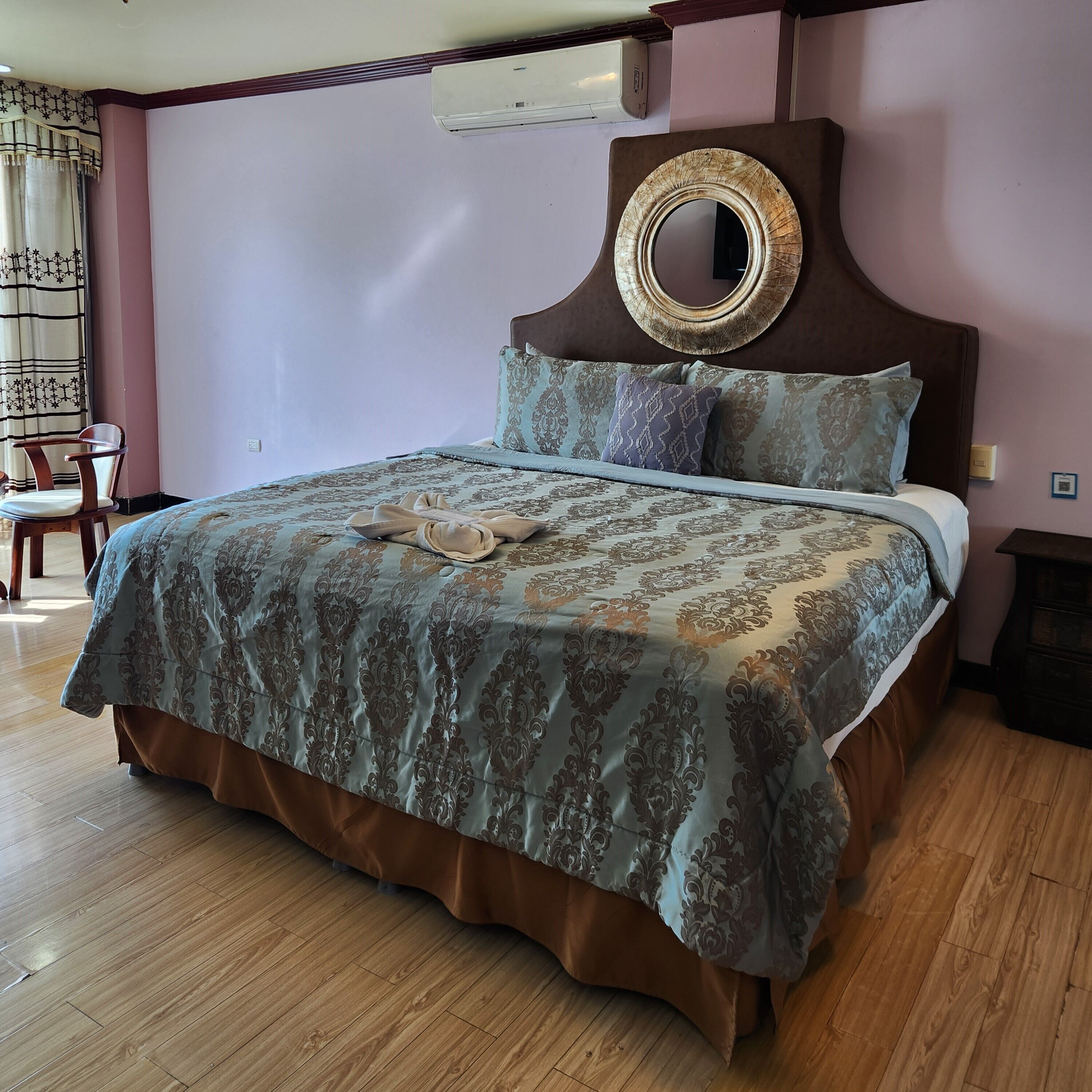 Suite, 1 kingsize-seng | Dundyner, individuelt dekorert og individuelt innredet