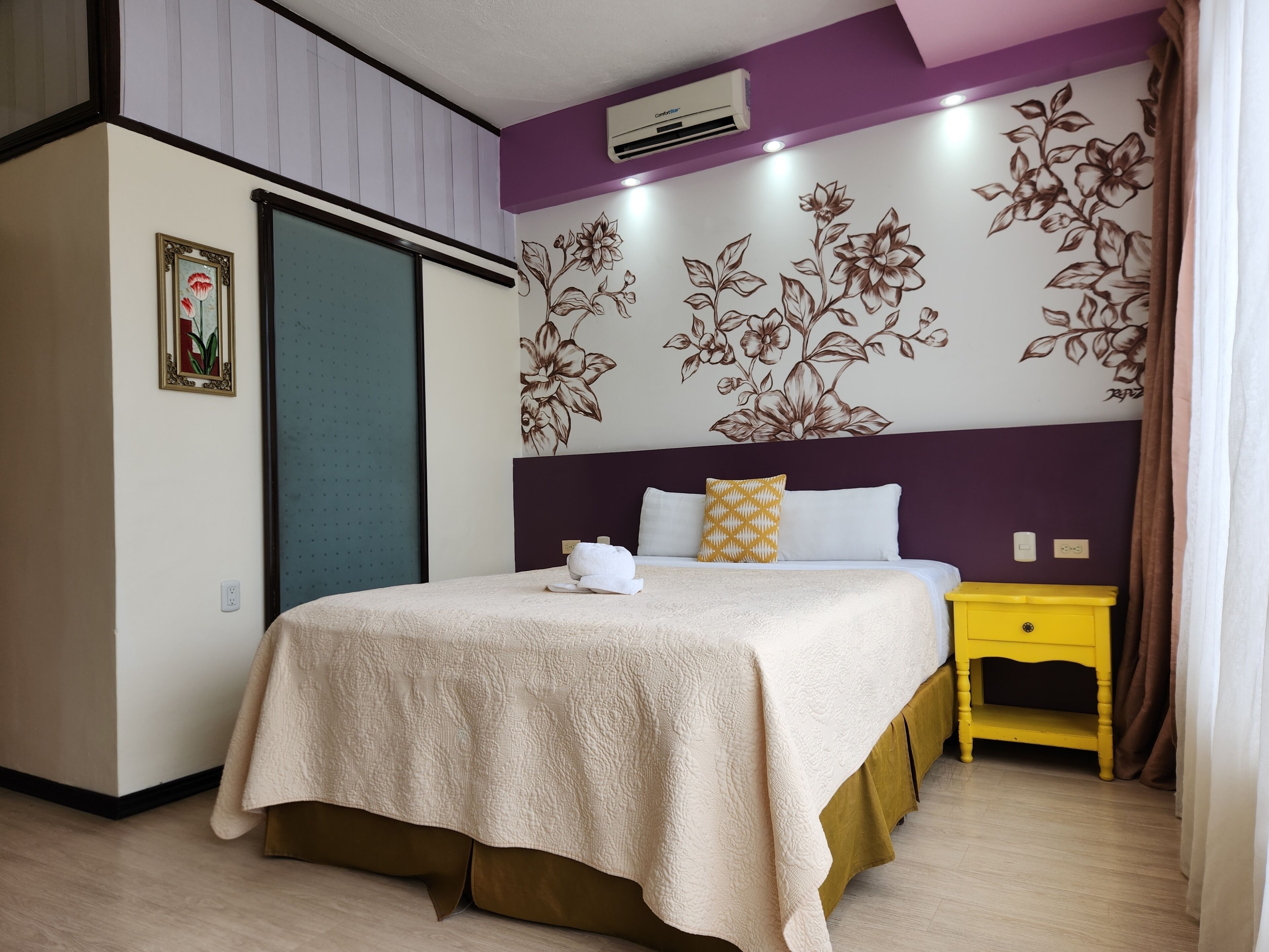 Cubrecamas, decoración personalizada y muebles diferentes 
