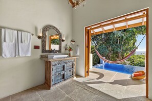 Villa Suite | Bathroom | Shower, rainfall showerhead, free toiletries, hair dryer