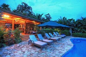 Hồ bơi ngoài trời, dù/ô trên bãi biển/hồ bơi, ghế dài tắm nắng 