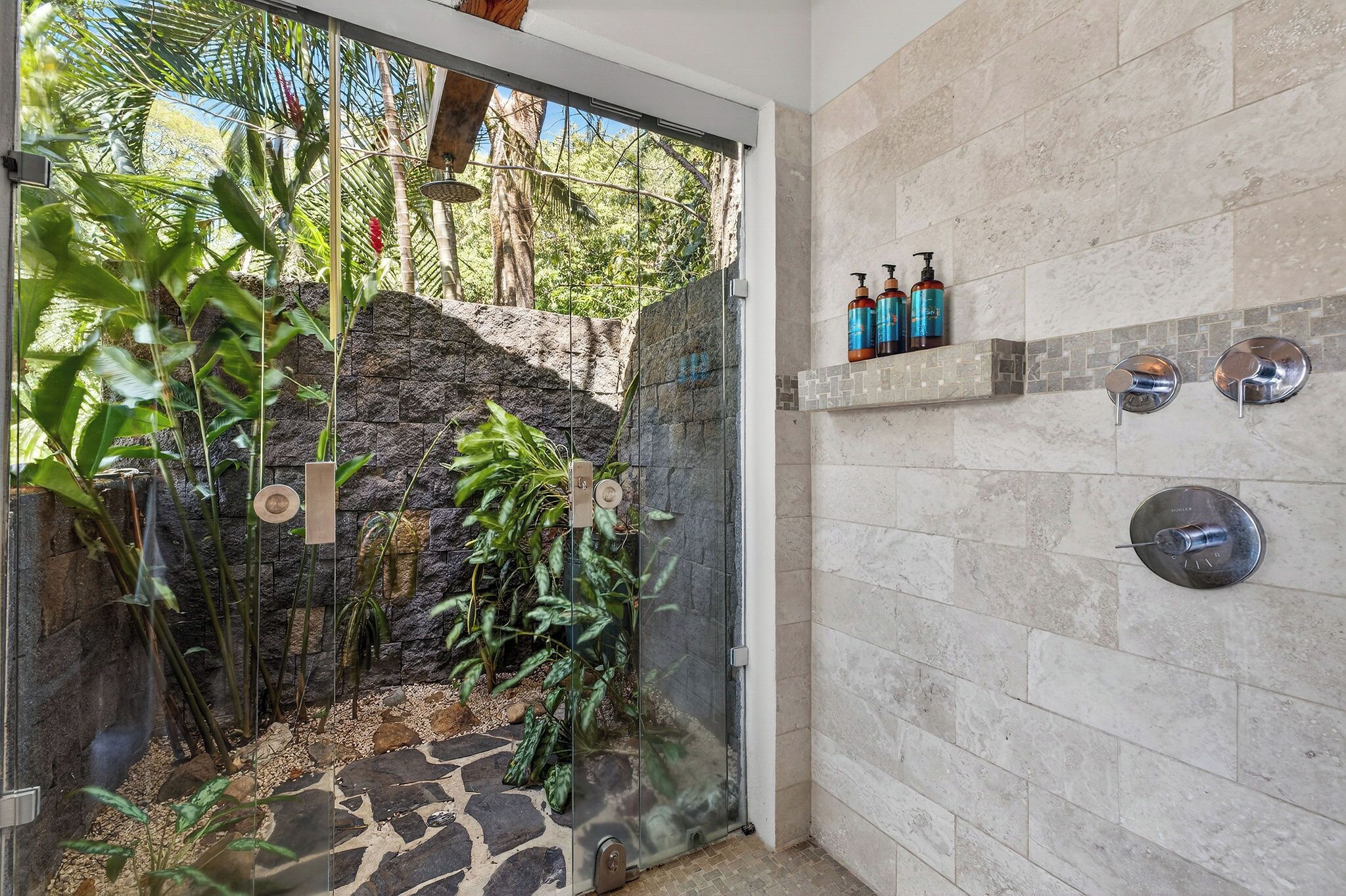 Villa Suite | Banheiro | Chuveiro, chuveiro com efeito de chuva, produtos de toalete grátis 