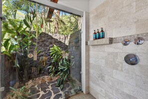 Villa Suite | Baño | Regadera, regadera tipo lluvia, amenidades de baño gratuitas 