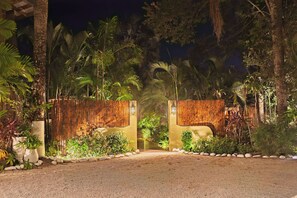 Vista frontal de la propiedad